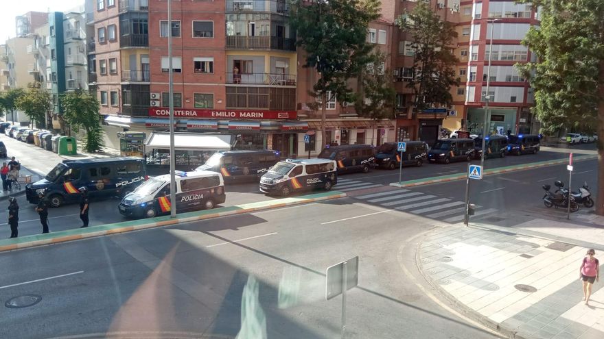 Detienen a cuatro trabajadores de empresas auxiliares de Navantia en huelga por prender fuego a contenedores y vallas
