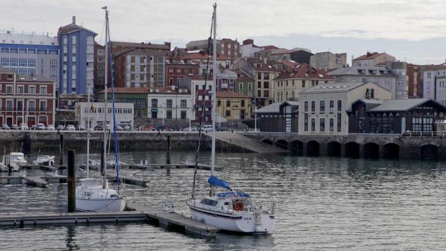 Pantalanes de la zona de tránsito del puerto deportivo de Gijón.