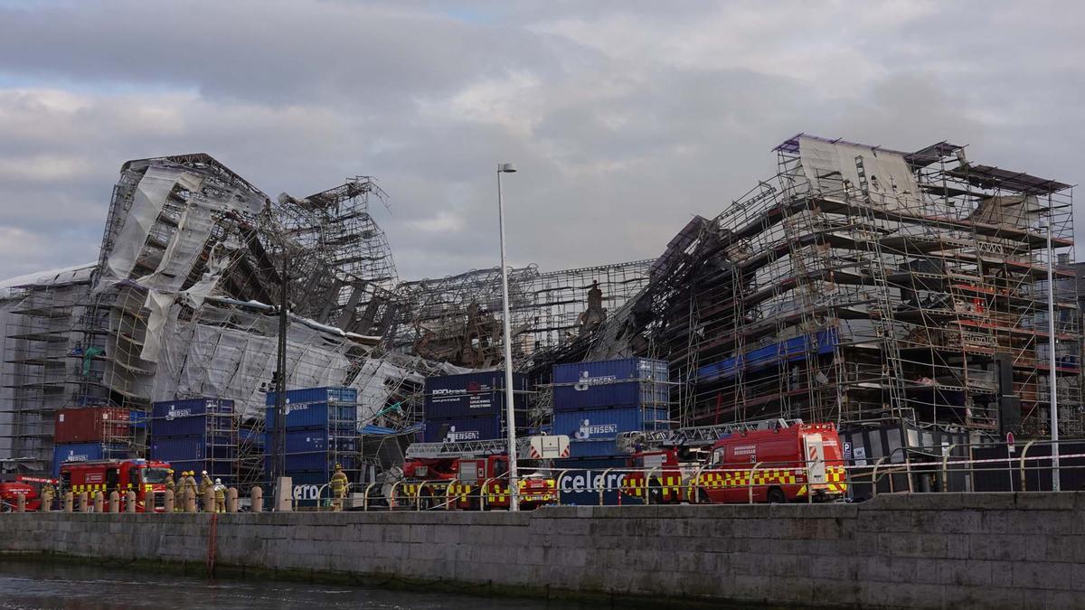 La Bolsa de Valores, uno de los edificios más antiguos de Copenhague, arrasada por un incendio.