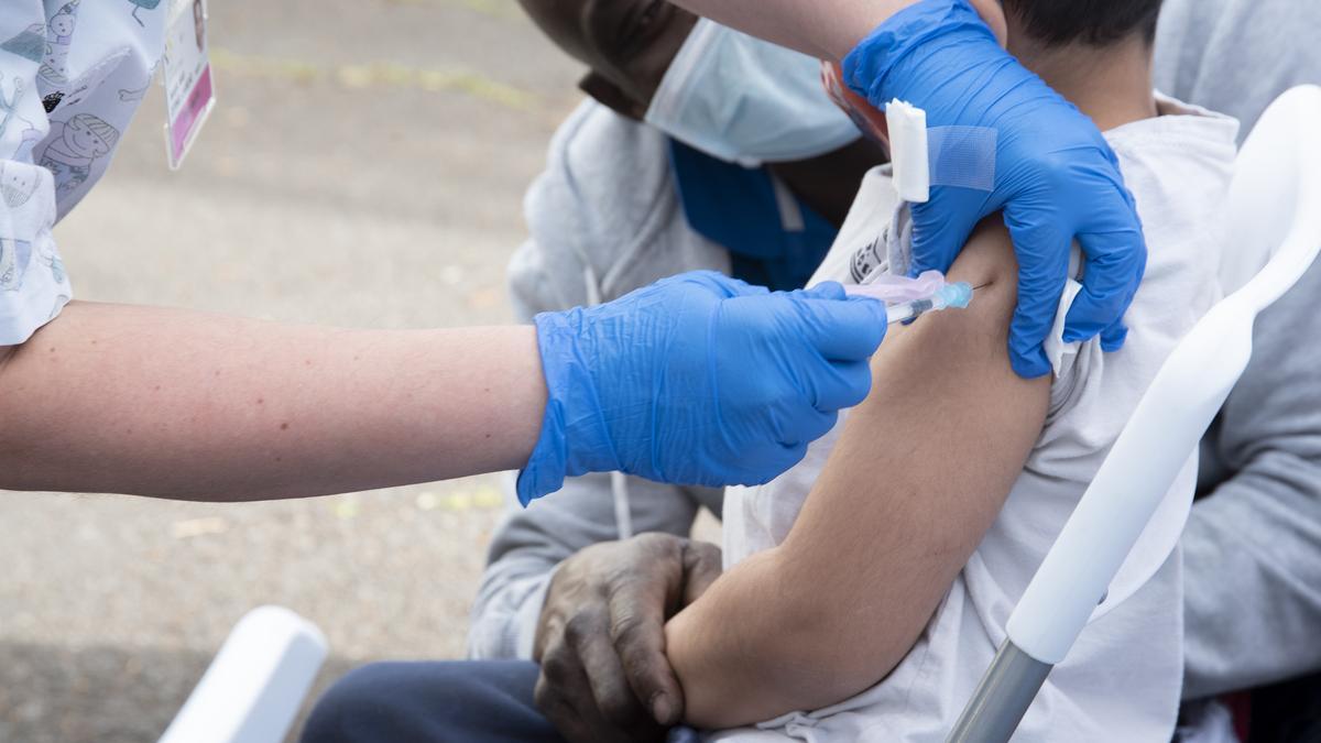 Un niño recibe una vacuna.
