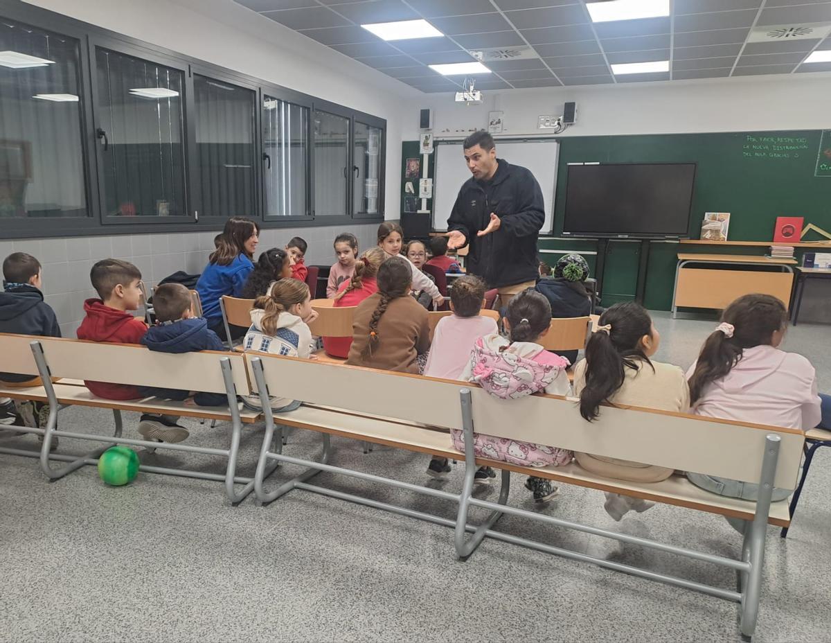 Un monitor da la bienvenida a los participantes del Campus de Navidad de Aldaia.