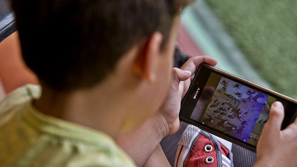 Un niño juega con un móvil