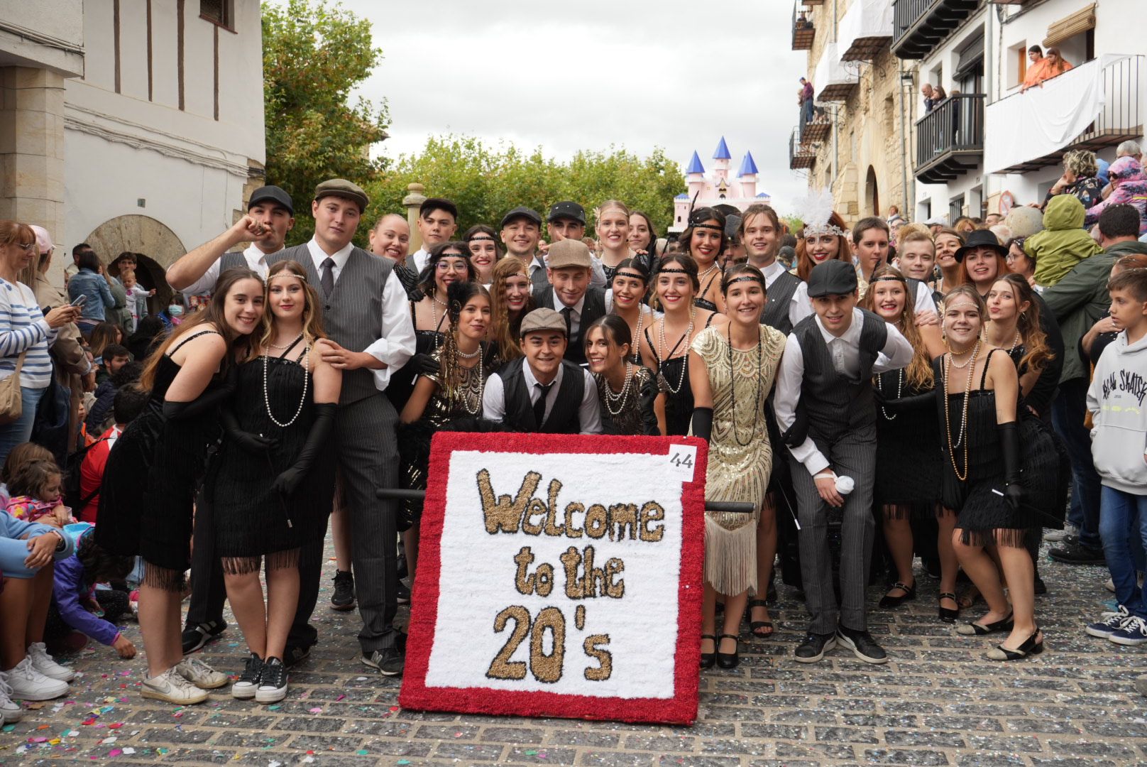 Batalla de confeti y desfile de carrozas en el Anunci de Morella