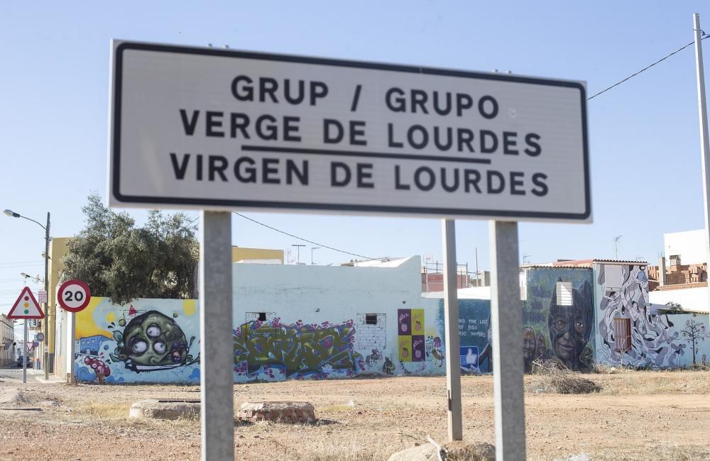 Grafitis en rl grupo Lourdes de Castelló