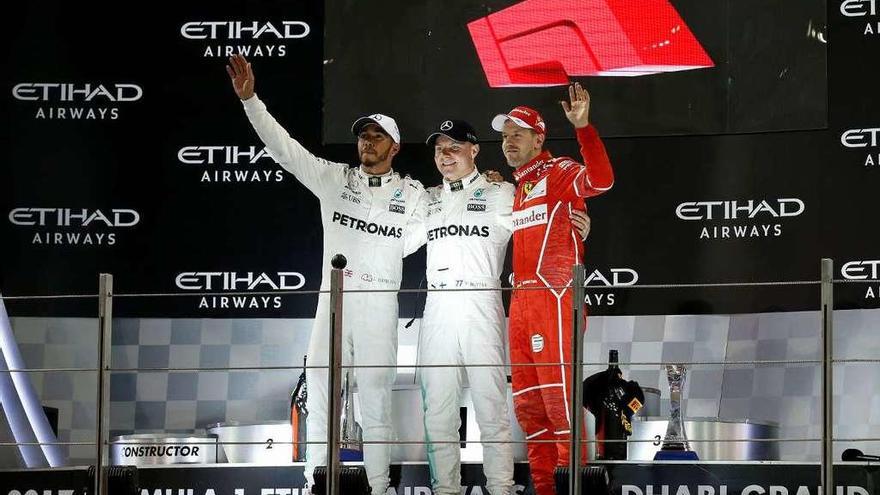 El podio de Abu Dhabi, de izquierda a derecha, Hamilton, Bottas y Vettel.