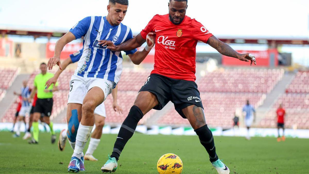 Larin protege el balón durante el partido.