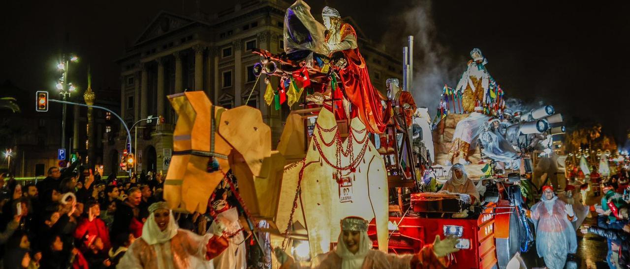 La Cabalgata de los Reyes Magos en la noche de Barcelona