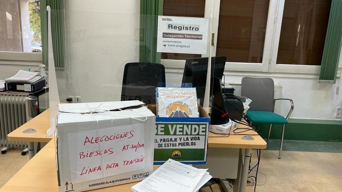 Caja con alegaciones, en la delegación del Gobierno de Aragón en Huesca