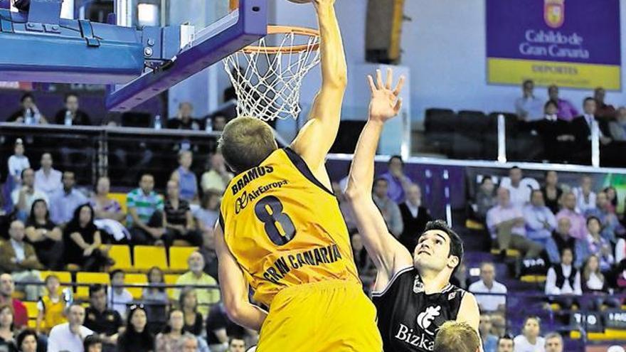 Michael Bramos, frenado por Alex Hervelle, intenta machacar el aro del Bizkaia Bilbao Basket. i ANDRÉS CRUZ