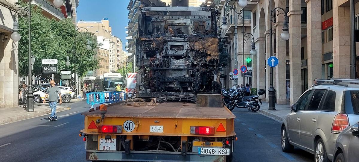 El vehículo ha quedado completamente calcinado.