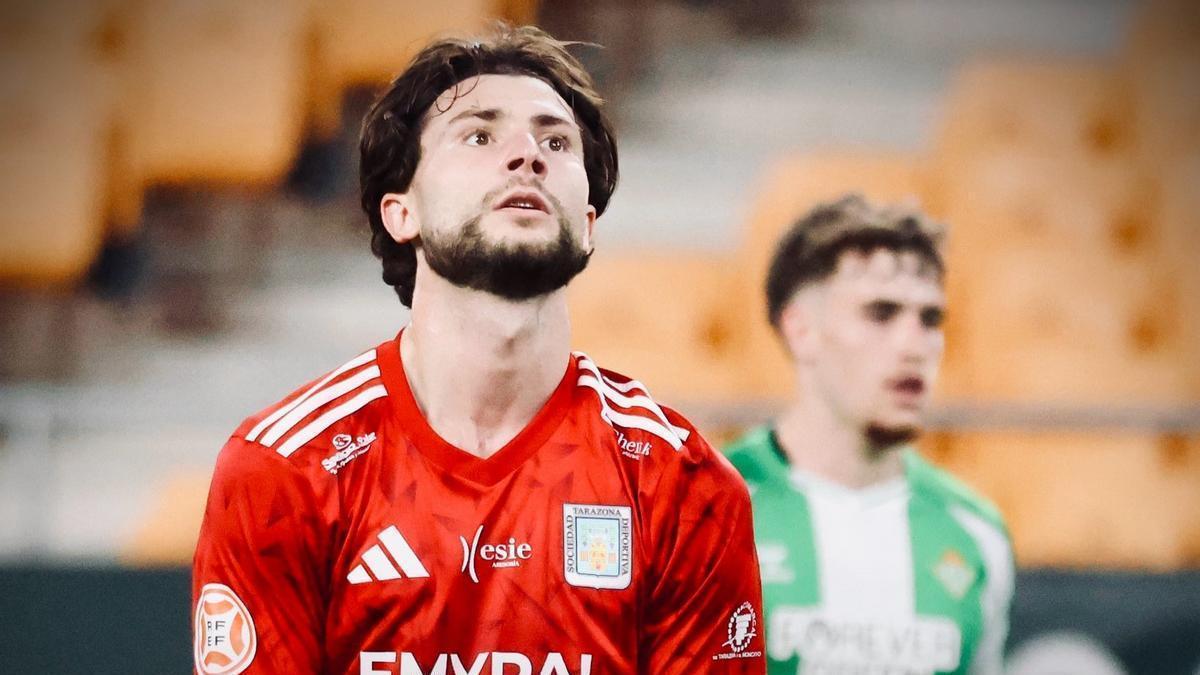 Un jugador del Tarazona se lamenta de la derrota al final del partido.
