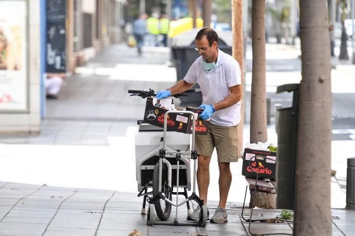 29-04-20  LAS PALMAS DE GRAN CANARIA. CIUDAD. LAS PALMAS DE GRAN CANARIA. Fotos del dia. Este señor reparte la compra a personas que tienen movilidad reducida llevandoles la compra  en el  vehiculo de su empresa llamada Apiñon, se ha tenido que reconvertir pasando de llevar a turistas de los cruceros al reparto. Fotos: Juan Castro.  | 29/04/2020 | Fotógrafo: Juan Carlos Castro