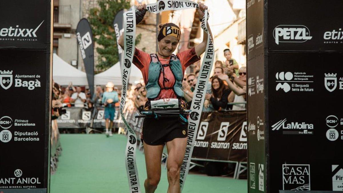 Mònica Comas emocionada cruzando la meta después de 12h y 31min de carrera