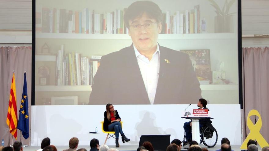 Convenció municipalista del PDeCAT amb una pantalla gegant amb Carles Puigdemont i David Bonvehí i Neus Nogueras a l&#039;escenari