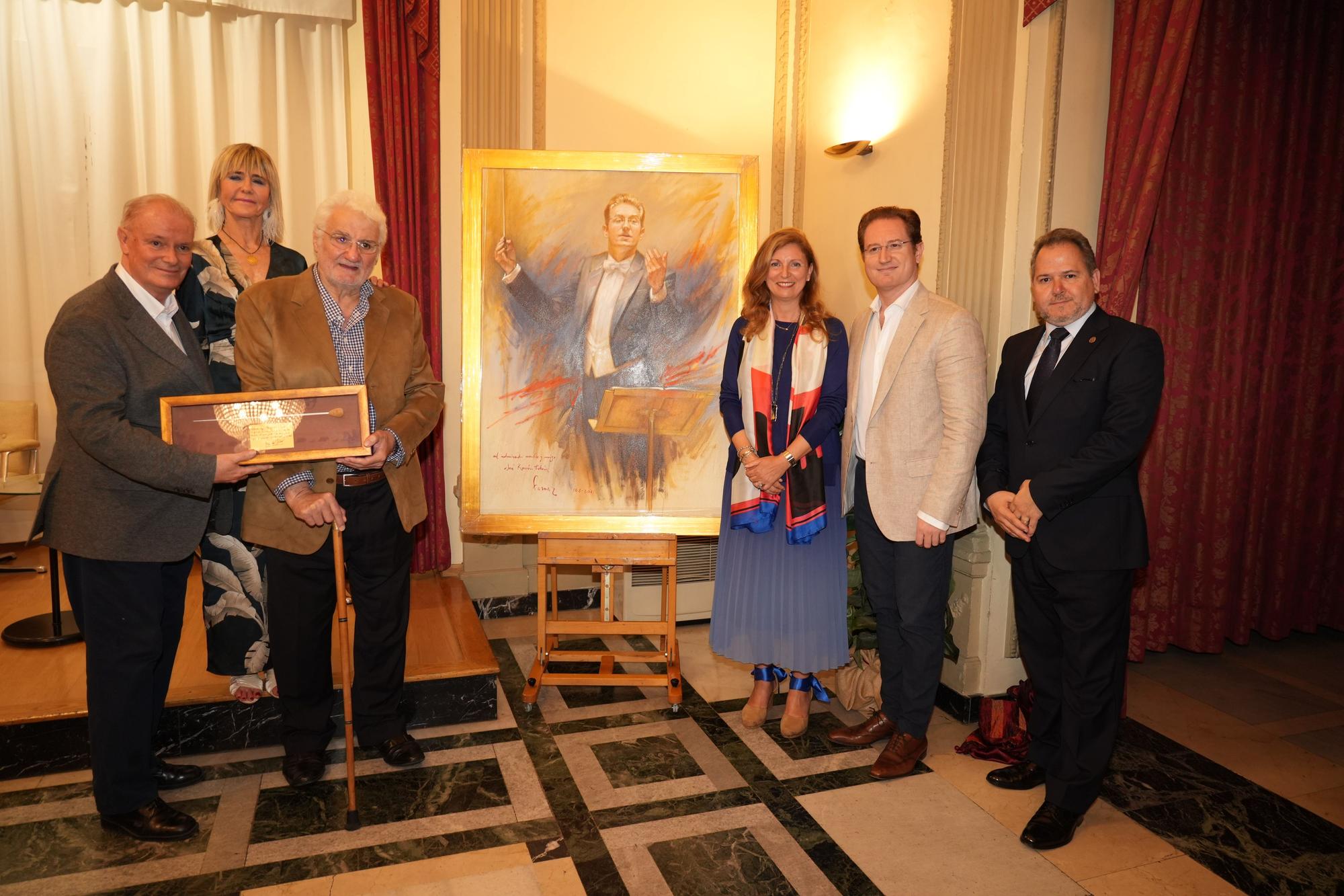 El pintor Forner entrega su retrato al maestro Tebar en el Casino Antiguo de Castelló