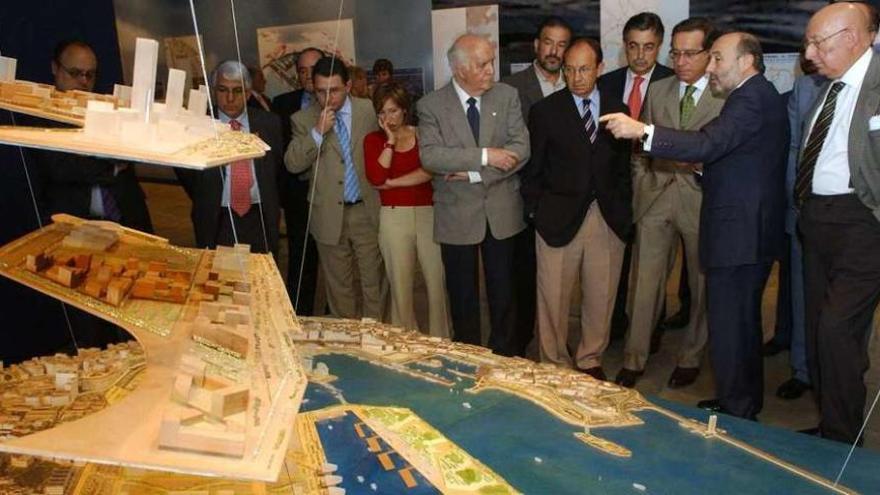 El entonces alcalde, Javier Losada, enseña, en junio de 2006, las maquetas a representantes de Caixa Galicia.