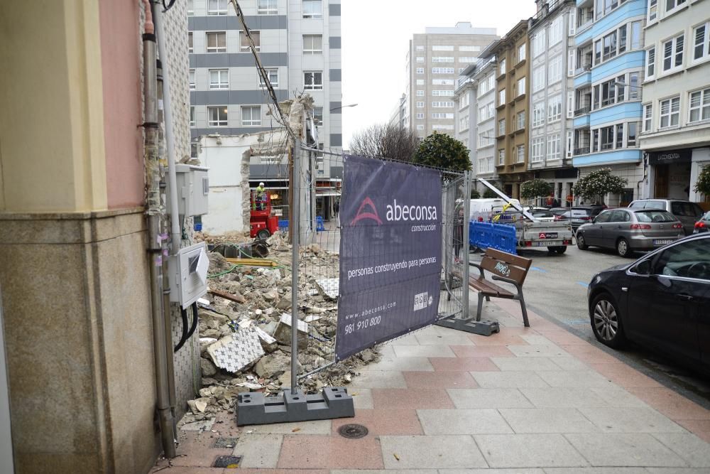 El andamio que utilizaban los operarios para retirar la fachada del inmueble sufrió destrozos. No hay víctimas personales.