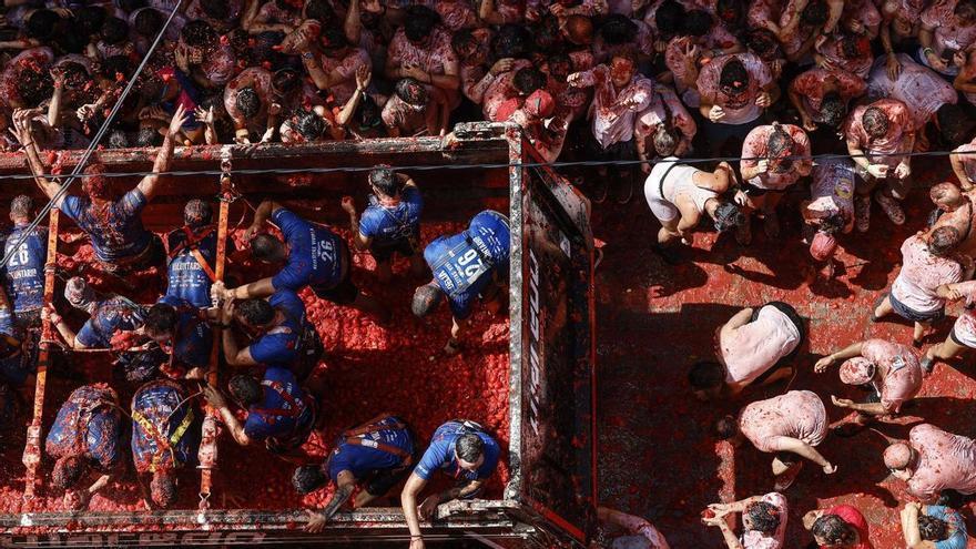 La Tomatina tinge Buñol di rosso