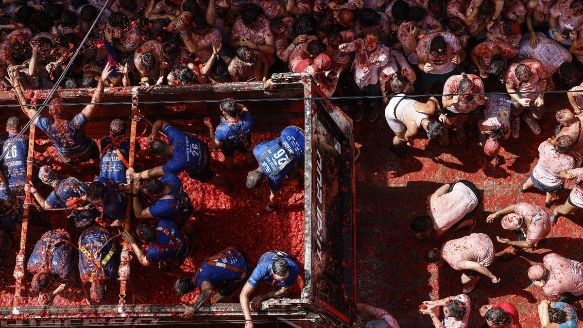 La Tomatina tiñe Buñol de rojo