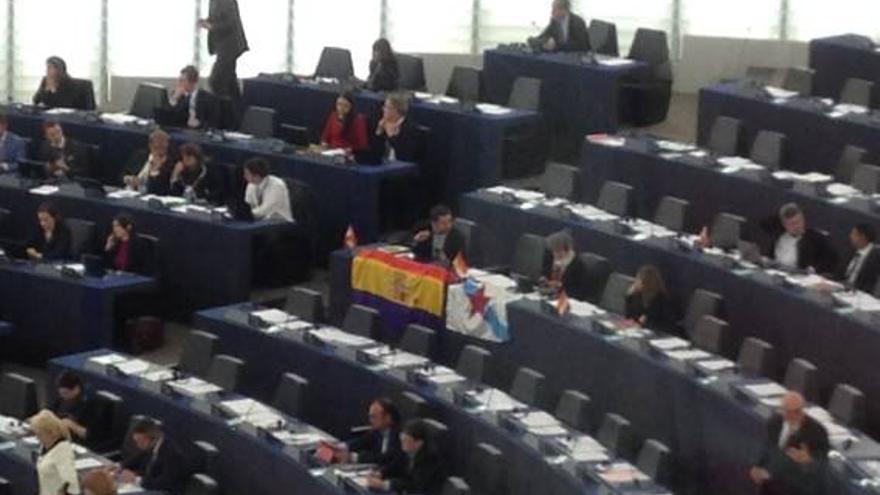 Una bandera republicana en el Parlamento Europeo antes del discurso del Rey