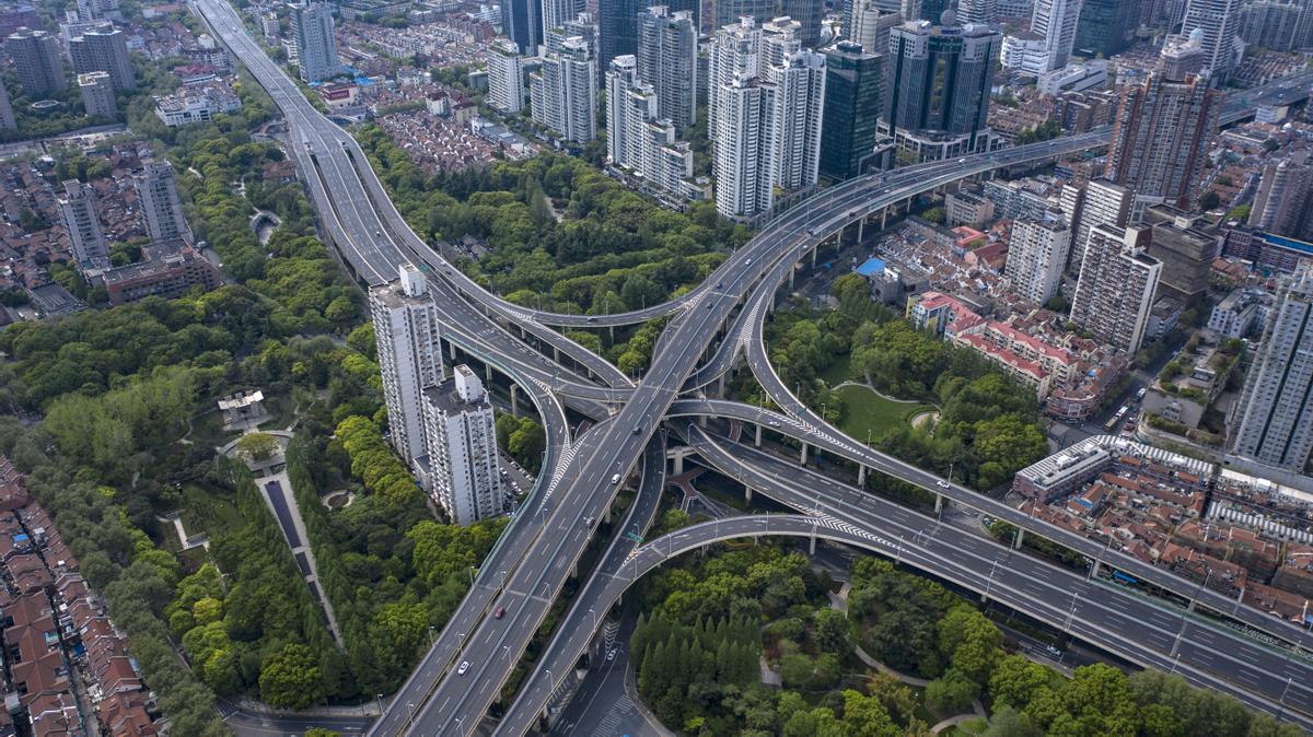 Carreteras casi vacías durante un cierre debido a Covid-19 en Shanghái, China, el martes 12 de abril de 2022