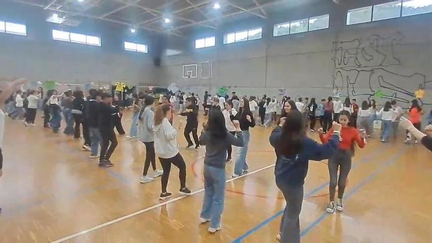 VÍDEO: El baile regional, asignatura aprobada en el IES Sánchez Lastra de Mieres