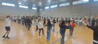 La tradición salta al polideportivo (y a las aulas): exitoso encuentro de baile asturiano escolar en Mieres