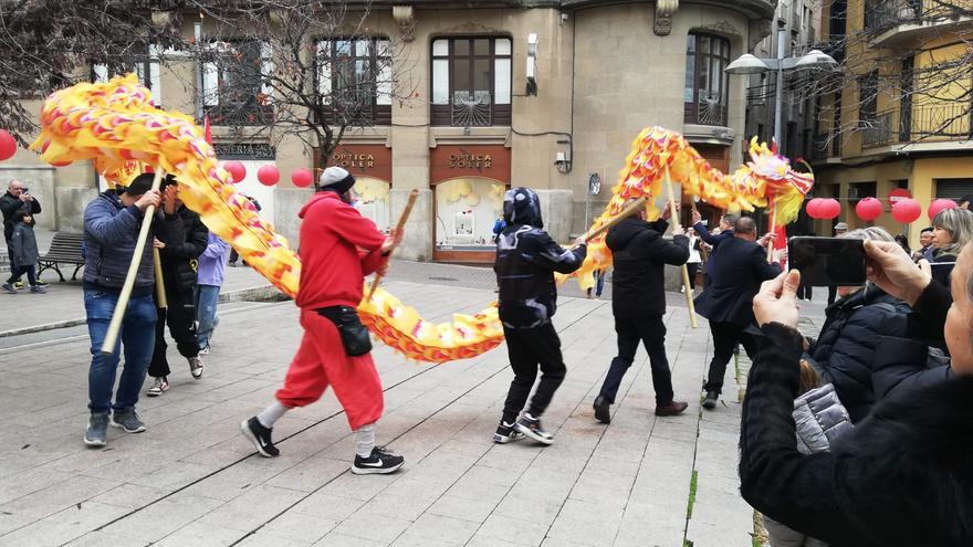 Arribada del drac a la plaça de Fius i Palà de Manresa per celebrar l'any nou xinès