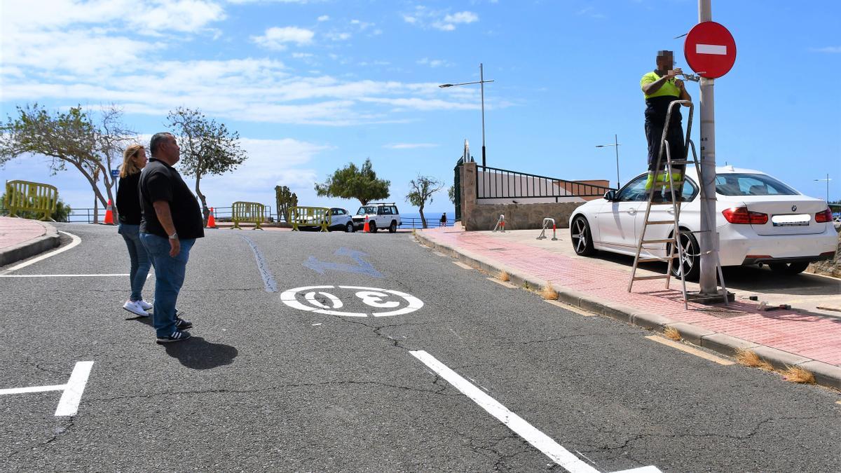 Los ediles Víctor Gutiérrez y Consuelo Díaz en la calle Tenerife.