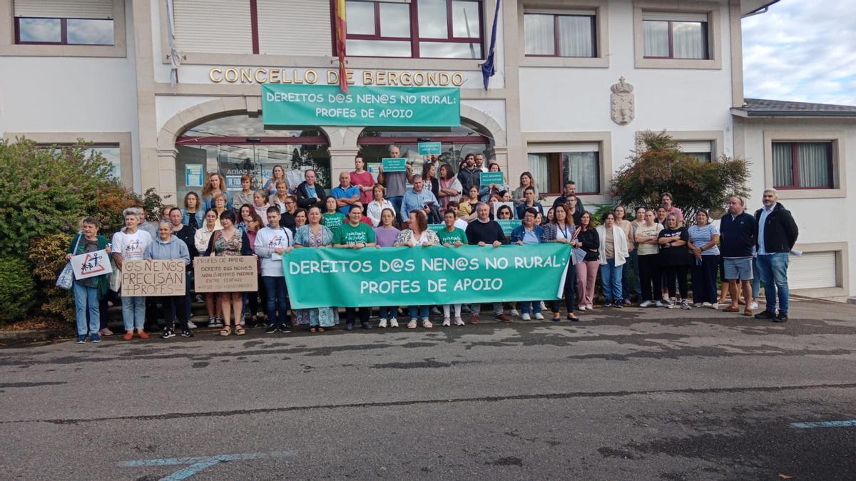 Concentración de la comunidad educativa del Cruz do Sar, este mes, por más docentes especialistas.