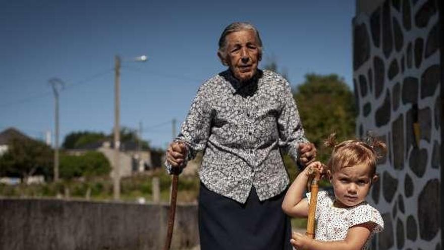 Otilia, de 95 años, junto a su bisnieta Irene, de 2. // Brais Lorenzo