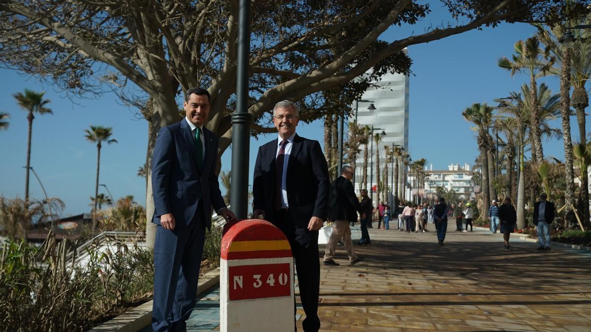 Juanma Moreno, en Estepona junto al alcalde José María García Urbano.