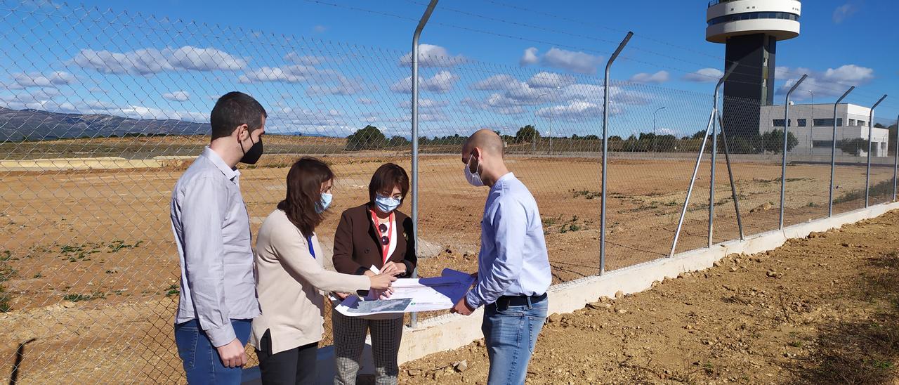 Representantes de Arkadia Space con la directora general de Aerocas, Blanca Marín, en el aeropuerto de Castellón.