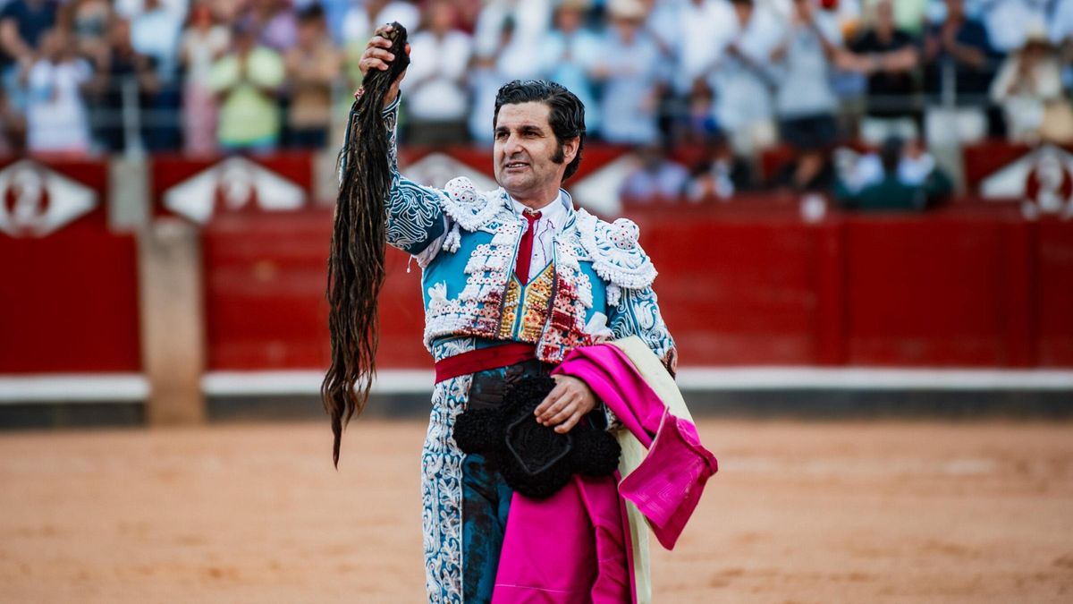 Morante de la Puebla pasea un rabo en la plaza de toros de Salamanca