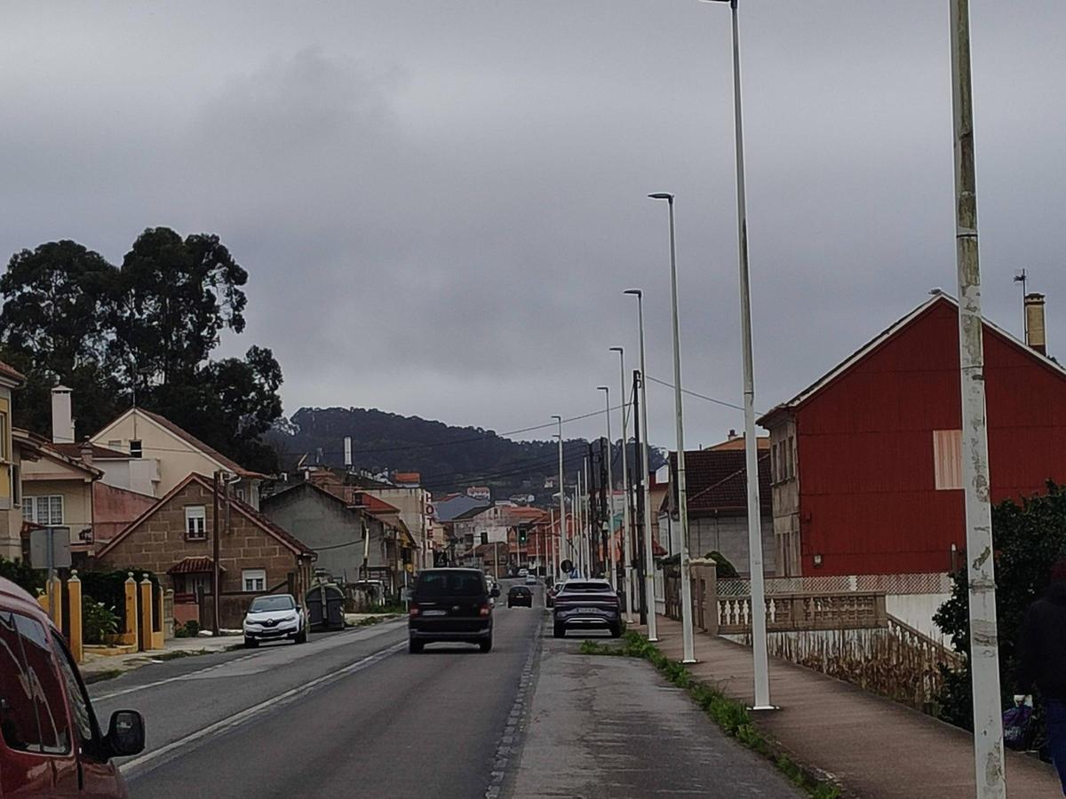 Farolas en la recta de Agrelo, en Bueu.