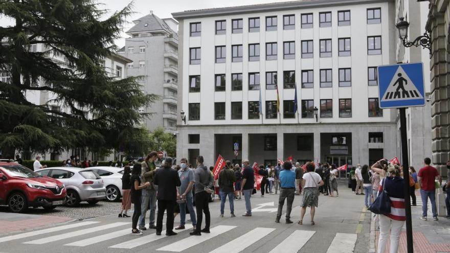 Protesta del profesorado ante la Consejería