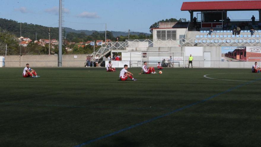 Momento en el que los jugadores el Alondras protestaron por el retraso de las obras.