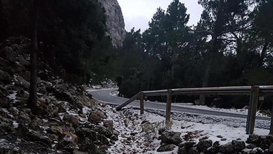 La Serra ha amanecido hoy cubierta de un fino manto blanco.