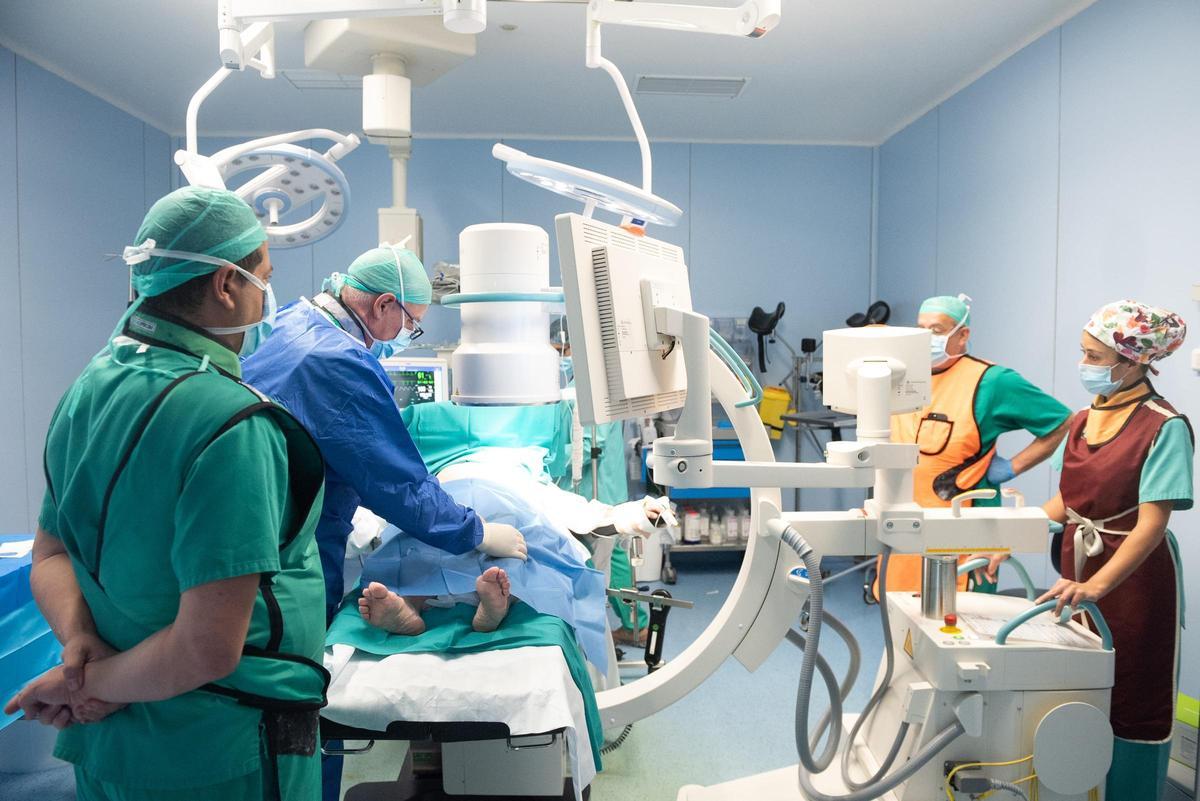 Bild des OP-Saals während eines Eingriffs mit Stammzellen an den geschädigten Gelenken.