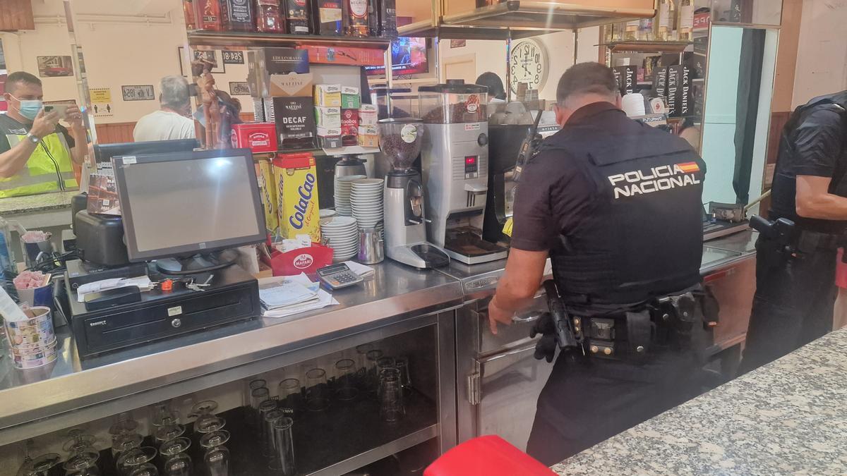 El registro efectuado dentro de la barra del bar de Rubiáns.