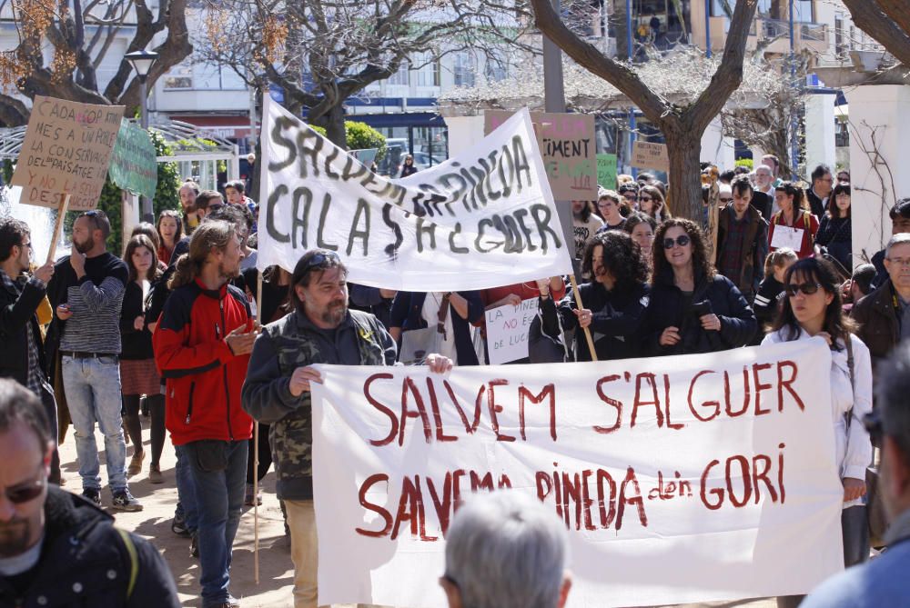 Manifestació de la plataforma Salvem la Pineda d''en Gori a Palamós