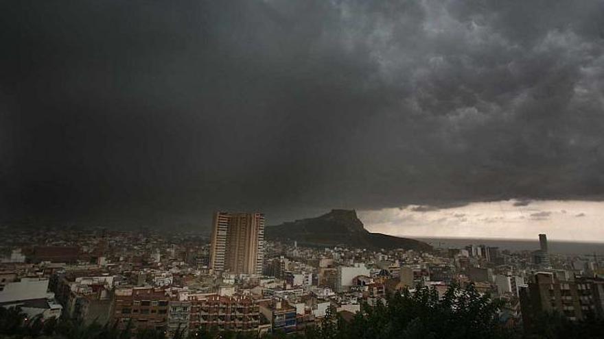 Vista panorámica de Alicante tomada durante la tormenta eléctrica de ayer