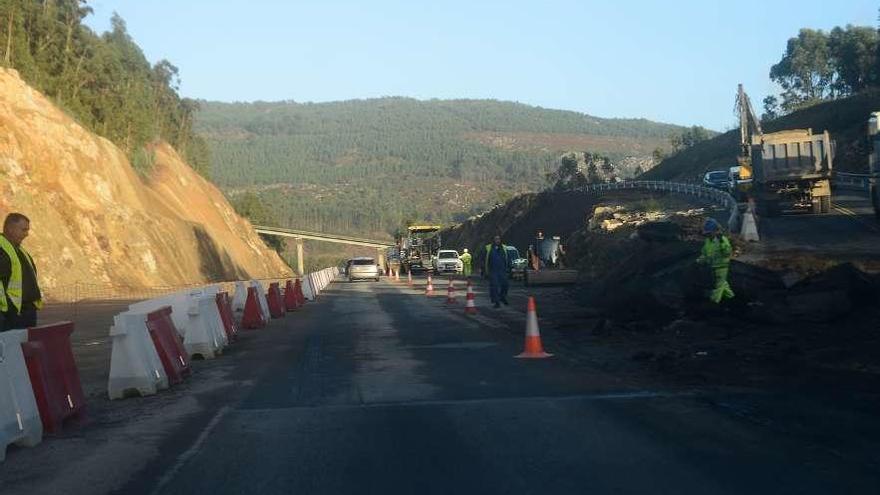 Coches circulando por el carril abierto a primera hora de la tarde, mientras se asfaltaba el otro. // G. Núñez