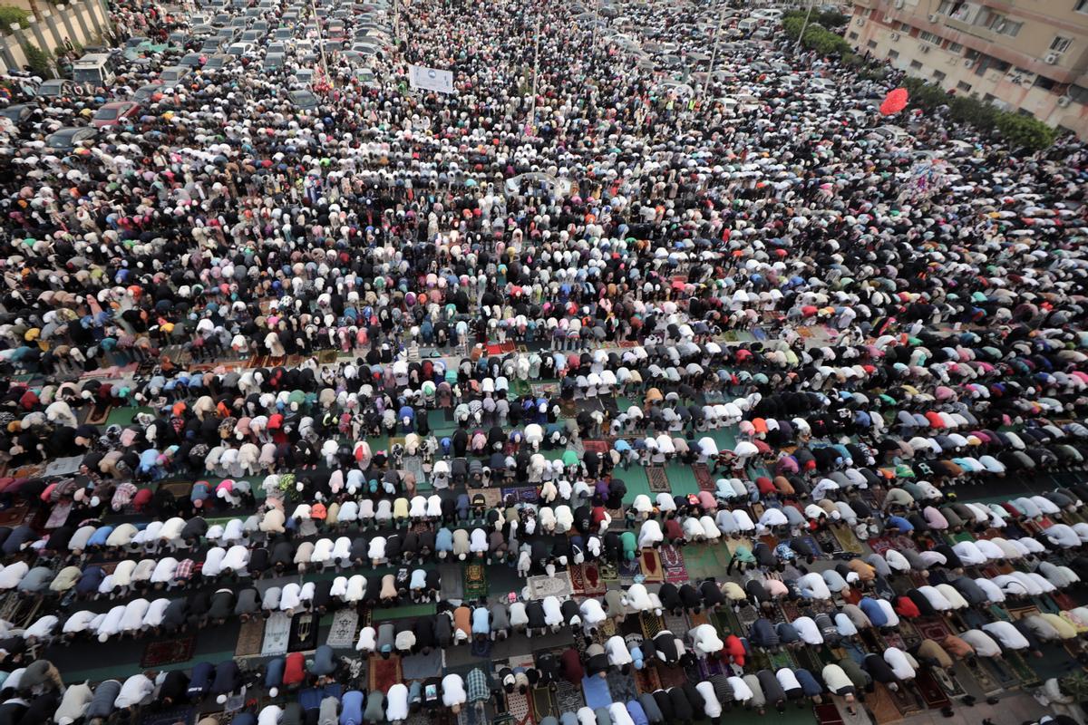 Los musulmanes celebran el fin del Ramadán. Fiesta del Eid al-Fitr en Egipto.