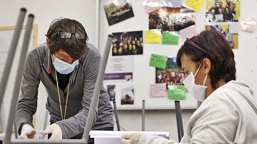 Dues professores preparant la reobertura de les aules, el passat mes de juny.