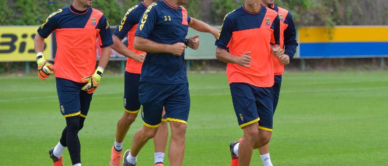 Vicente Gómez (d), junto al preparador físico, Rafa Cristóbal. Detrás, David García y el central Pedro Bigas (d).