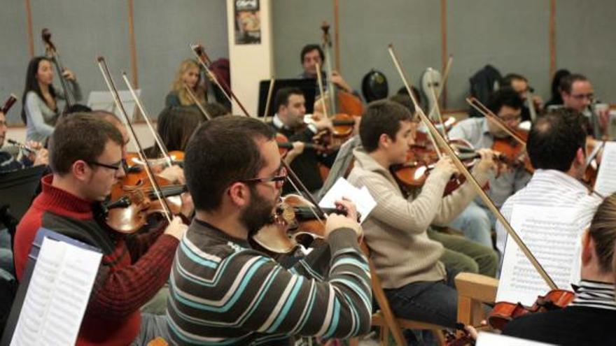 Los músicos de la Orquestra Simfònica durante uno de sus últimos ensayos antes del concierto de Año Nuevo.