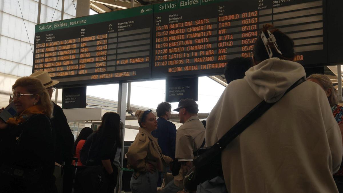 Caos en la estación Joaquín Sorolla por el apagón energético