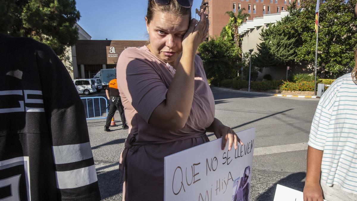 La madre de la niña durante un momento de la concentración.