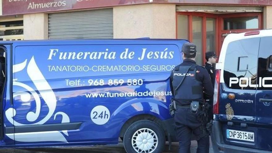 Agentes de la Policía Nacional, el día del crimen en la puerta del bar.